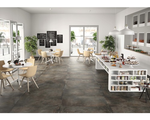 Café met tafels, stoelen en bruine tegelvloer.