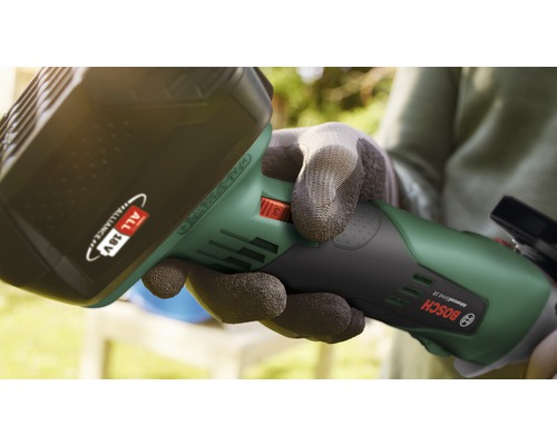 Bosch AdvancedShear 18 accu grasschaar in de hand met handschoenen