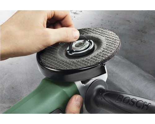 Bosch haakse slijper met schuurschijf in gebruik