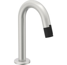 Zilverkleurige waterkraan met zwarte uitloop