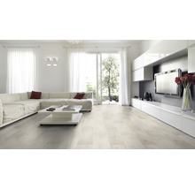 Lichte woonkamer met bank, tv en houten vloer
