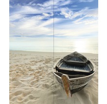 Strandgezicht met boot in het zand