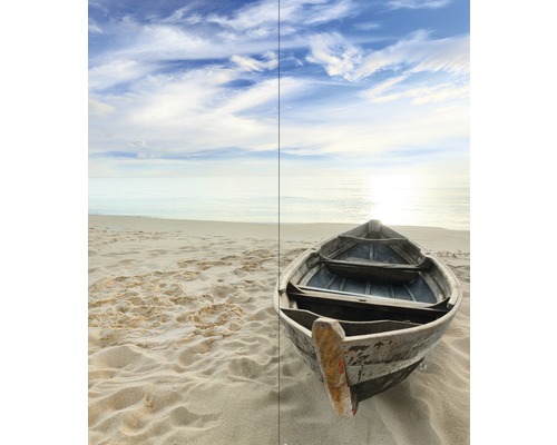 Strandgezicht met boot in het zand