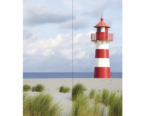 Decoratieve muurschildering met vuurtoren op zandstrand