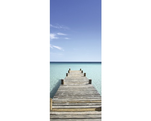 Houten steiger over zee onder blauwe lucht