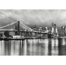 Zwart-wit foto van de Brooklyn Bridge met de skyline van New York