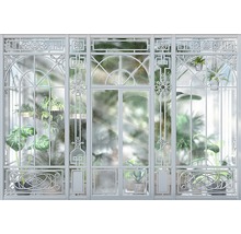 Kaswand met planten en decoratieve metalen elementen