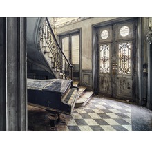 Weergave van een verlaten ruimte met trap, piano en versierde deuren