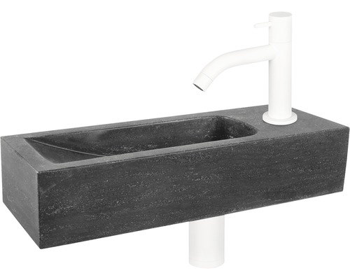 Wastafel van steen met kraan