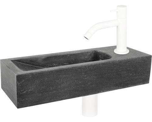 Rechthoekige wastafel van steen met kraan