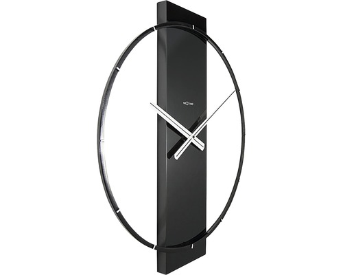 Wandklok met ronde wijzerplaat en tijdaanduiding