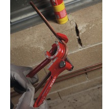 Pijpbuiger bij het buigen van een koperen pijp