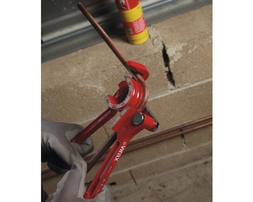 Pijpbuiger bij het buigen van een koperen pijp