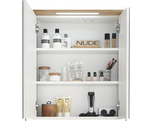 Open badkamerkast met cosmetica en persoonlijke verzorgingsproducten