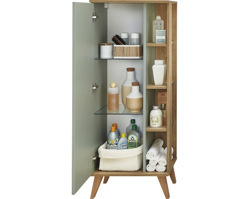 Open badkamerkast met planken voor het opbergen van badkamerartikelen