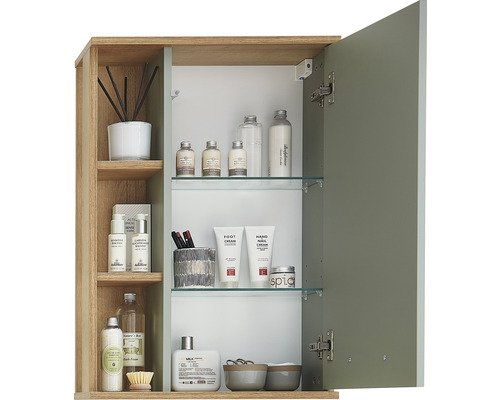 Badkamerkast met houten decor, glazen planken en diverse badkamerartikelen