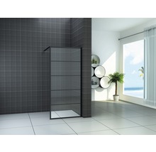 Glazen douchewand met zwart frame in een moderne badkamer