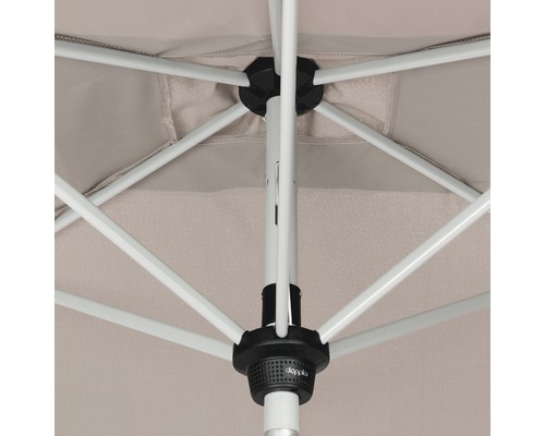 Detailaanzicht van de interne constructie van een parasol met baleinen en mast