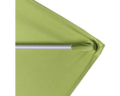 Detailopname van een parasol met stoffen bekleding en parasolvoet