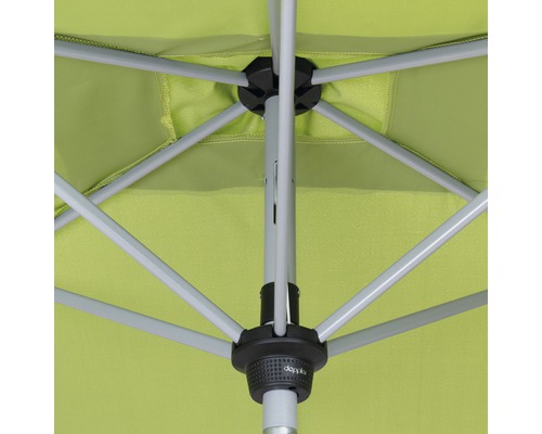 Detailaanzicht van de onderkant van een parasol met metalen stutten