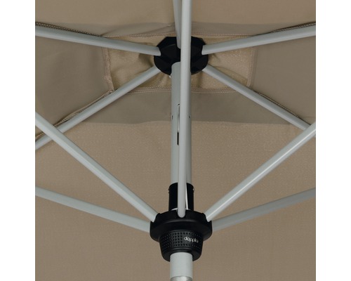 Detailopname van het frame van een parasol met stoffen bekleding
