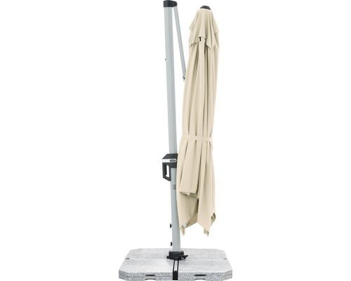 Gesloten zweefparasol op een voetstuk