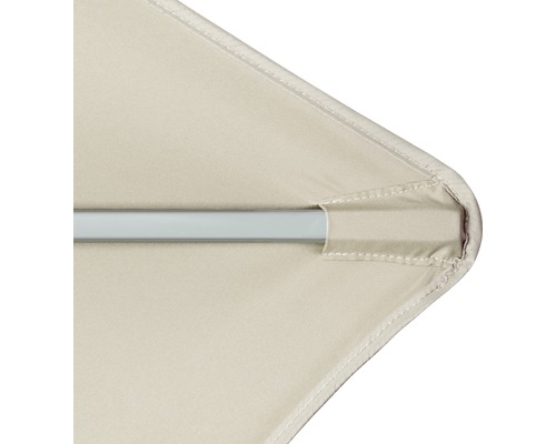 Detailopname van een lichtgekleurd parasoldoek met balein