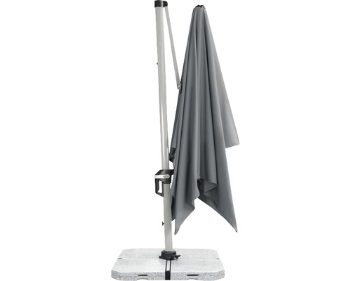 Grijze zweefparasol op een stenen plaat