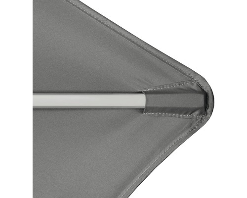 Detailopname van een grijze parasol met balein