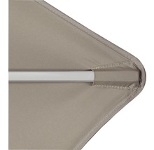 Detailopname van een parasolpunt met metalen frame