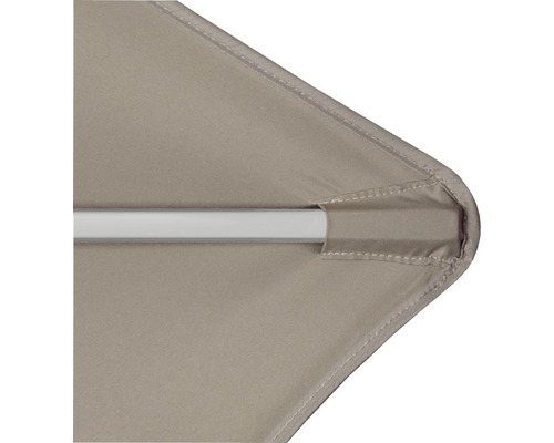 Detailopname van een parasolpunt met metalen frame