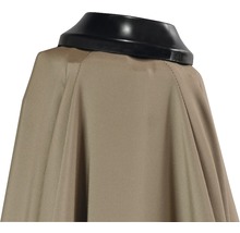 Detailopname van een kostuum met een zwarte kraag en een beige cape