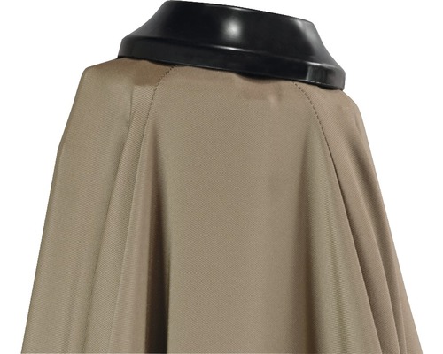 Detailopname van een kostuum met een zwarte kraag en een beige cape