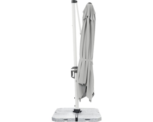 Gesloten zweefparasol op een voet voor de tuin