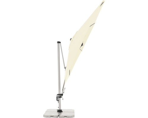 Vrijhangende parasol met standaard op een terras