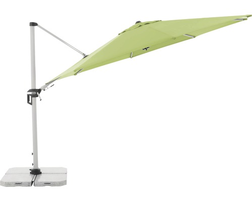 Vrijstaande parasol met parasolvoet op een terras.