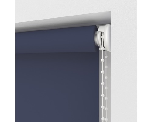 Detailopname van een rolgordijn met kettingbediening voor raamdecoratie