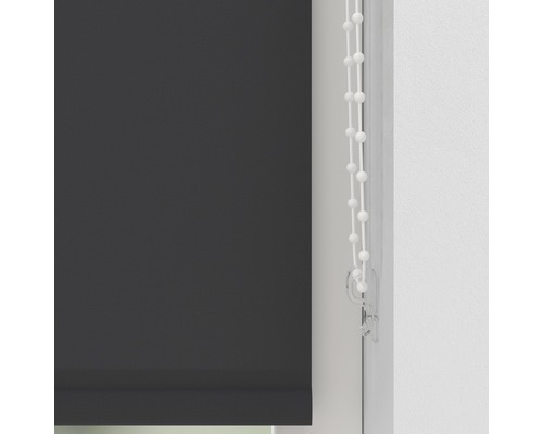 Close-up van een grijs rolgordijn met bedieningsketting