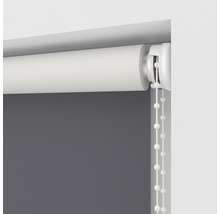 Detailopname van een grijs rolgordijn met een witte bedieningsketting voor raamdecoratie