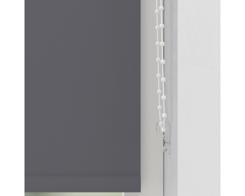 Grijs rolgordijn met kettingbediening op het raam