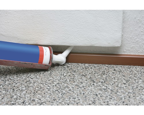 Aanbrengen van afdichtmiddel met een patroonspuit op een plint