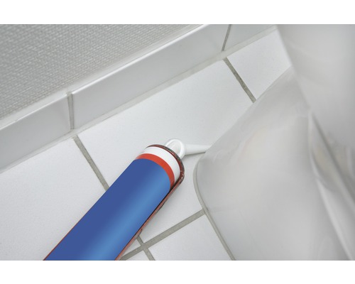 Sanitair siliconen kitpatroon naast toilet op badkamertegels