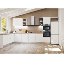 Lichte keuken met witte kasten, afzuigkap en inbouwapparatuur