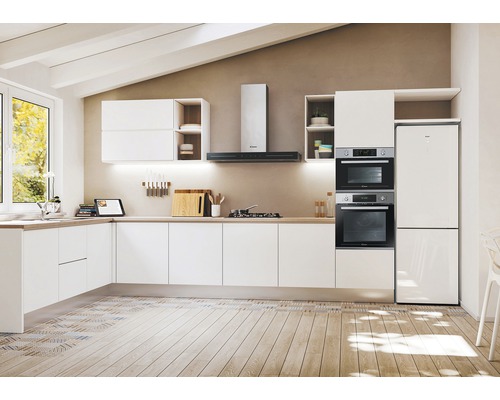 Lichte keuken met witte kasten, afzuigkap en inbouwapparatuur
