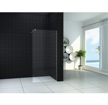 Badkamer met douchewand, donkere tegels en lichte vloer