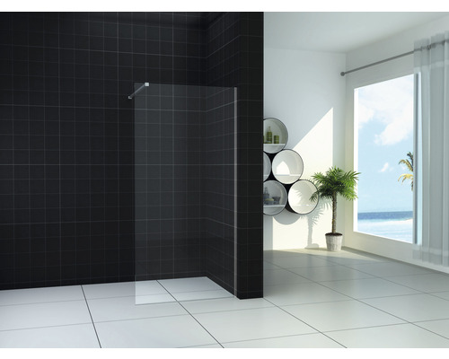 Badkamer met douchewand, tegels en raam met uitzicht op zee