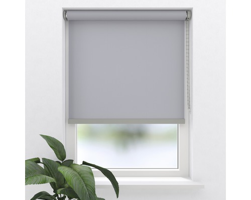Raam met grijs rolgordijn