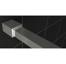 Detailopname van een metalen handdoekstang voor wandmontage