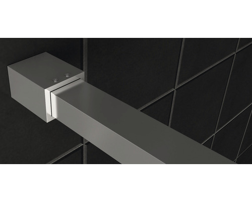 Detailopname van een metalen handdoekstang voor wandmontage