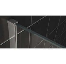Detail van een douchecabine met frame en glas